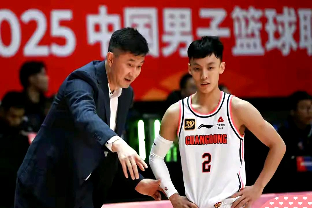 关于球队强劲开局，全队士气高涨的信息